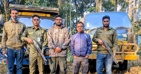 উখিয়ার গহিন বনে অভিযান, মাটি পাচারের দুটি গাড়ি আটক