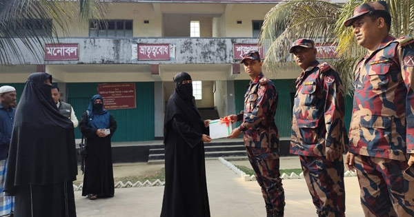 টেকনাফে গুলিবিদ্ধ শিশুর পরিবারকে ১ লাখ টাকা সহায়তা দিল বিজিবি