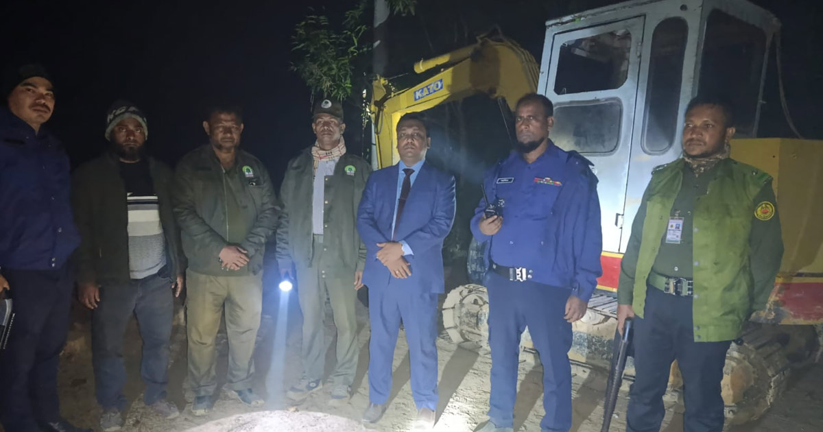 লোহাগাড়ায় অবৈধভাবে টিলা কাটার দায়ে স্কেভেটর জব্দ