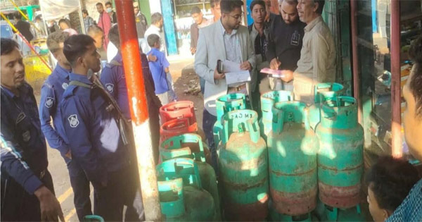 টেকনাফে অতিরিক্ত দামে সিলিন্ডার গ্যাস বিক্রির দায়ে জরিমানা