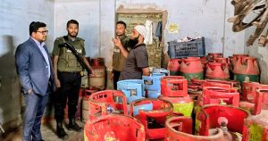 মহেশখালীতে বেশি দামে এলপিজি বিক্রি, ৩ ব্যবসায়ীকে জরিমানা