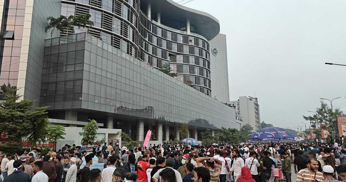 এনইআইআর চালুর প্রতিবাদে বিটিআরসি কার্যালয়ে মোবাইল ব্যবসায়ীদের হামলা