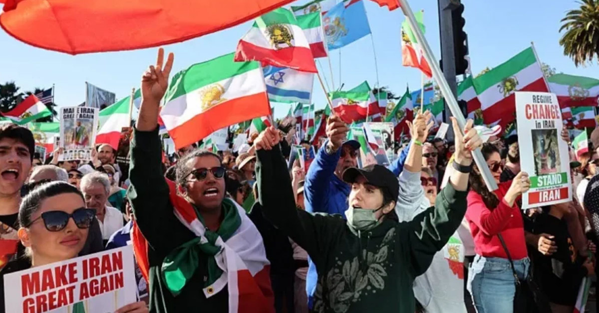 ৮০০ বিক্ষোভকারীর ফাঁসি স্থগিত করল ইরান