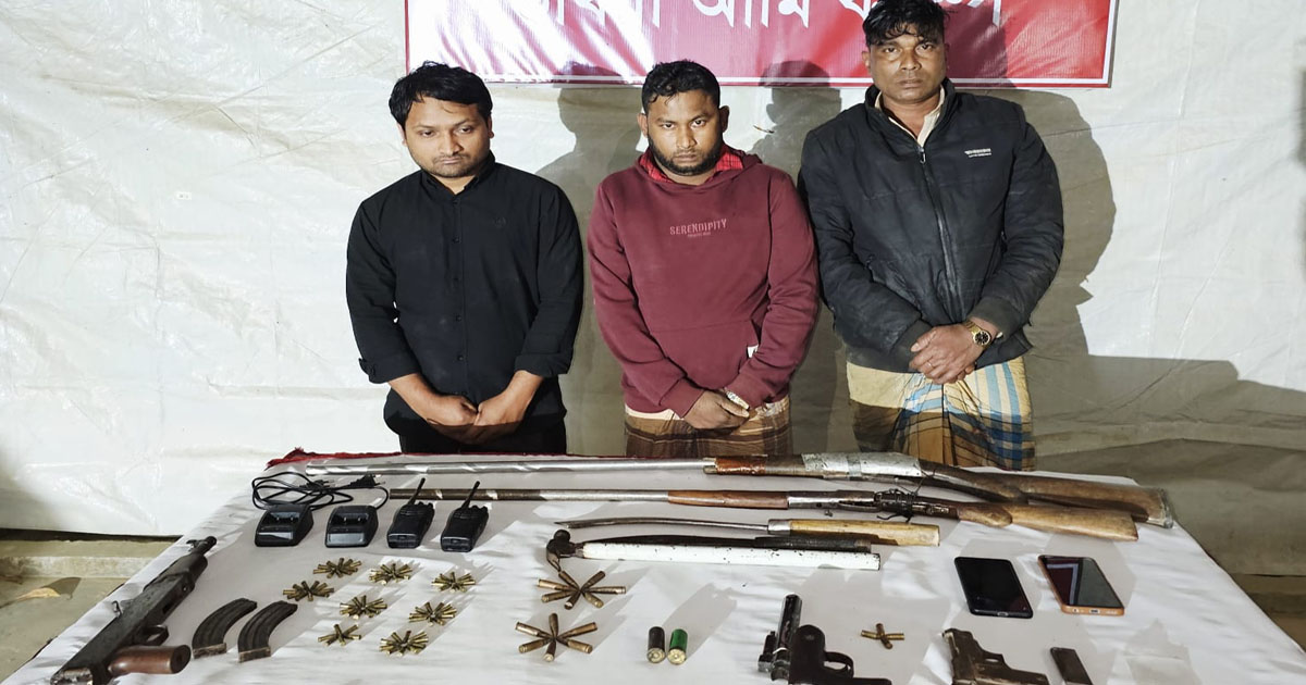 কক্সবাজারে রাইফেল ও পিস্তলসহ যৌথবাহিনীর হাতে গ্রেপ্তার ৩