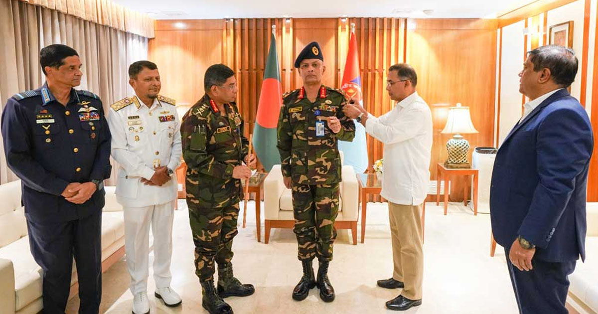 পদোন্নতিপ্রাপ্ত দুই সেনা কর্মকর্তাকে র্যাংক ব্যাজ পরিয়ে দিলেন প্রধানমন্ত্রী