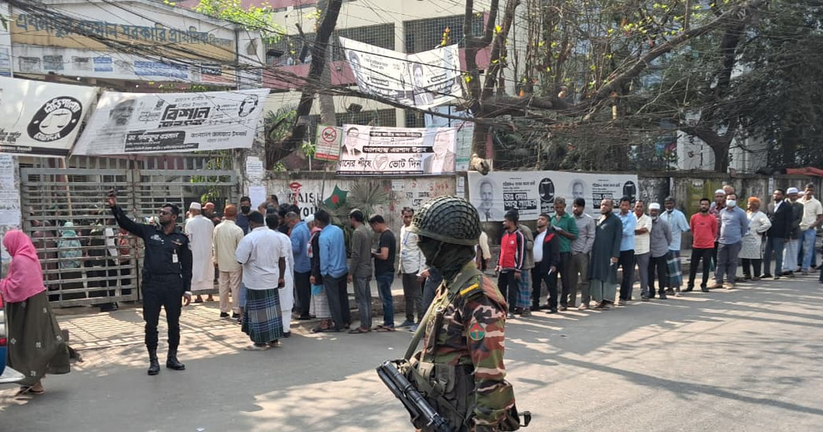 চট্টগ্রামে দীর্ঘ লাইনে অপেক্ষা ভোটারদের