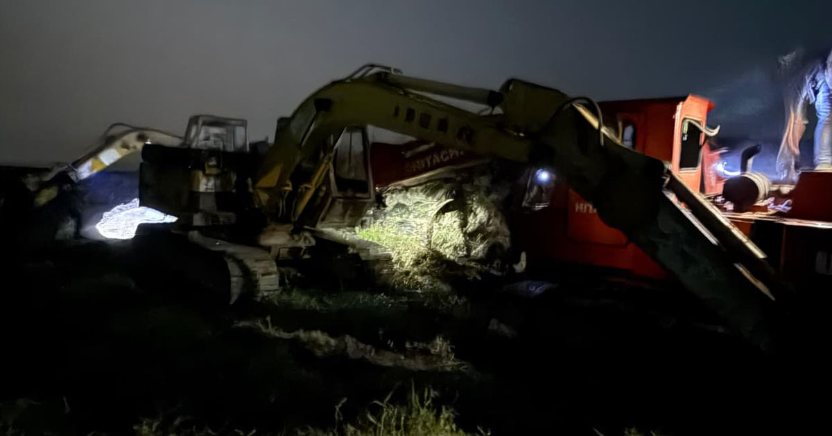 সাতকানিয়ায় যৌথ অভিযানে এস্কেভেটর ও ডাম্পার জব্দ, জরিমানা