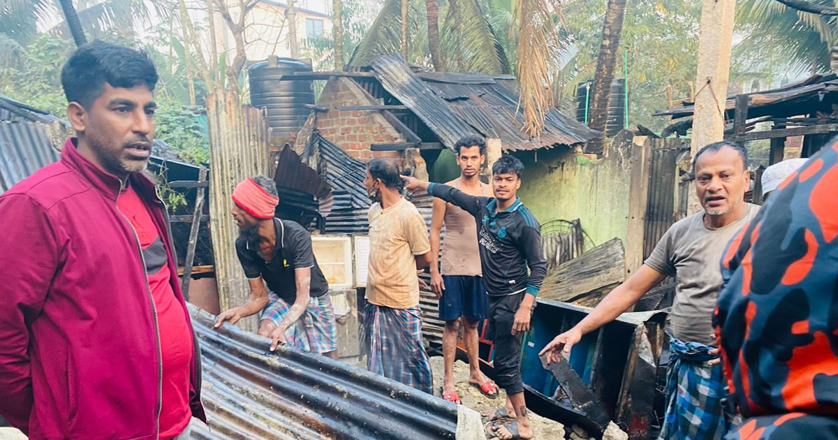আনোয়ারায় শর্ট সার্কিটের আগুনে পুড়ল বসতঘর