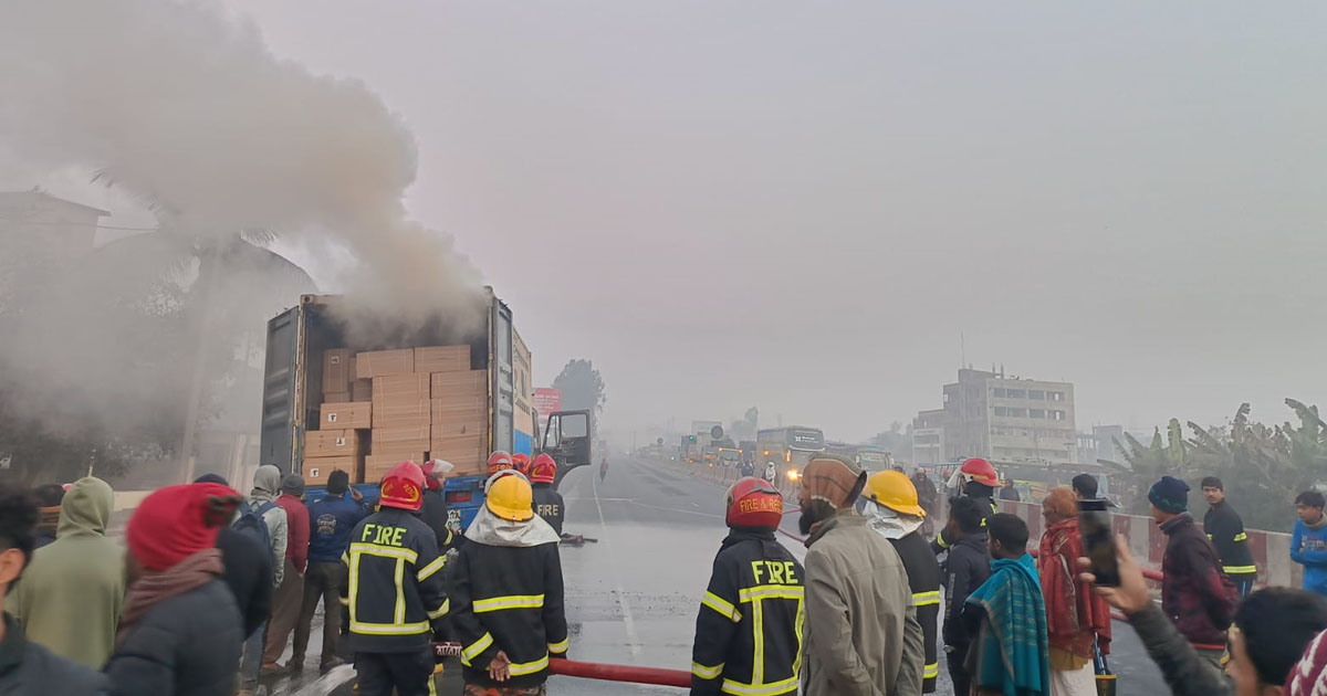 মিরসরাইয়ে চলন্ত কাভার্ড্যানে আগুন