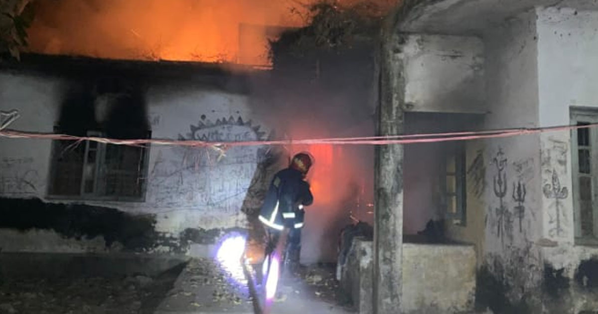 রাঙ্গুনিয়ায় স্বাস্থ্য কমপ্লেক্সের পরিত্যক্ত স্টোর রুমে আগুন