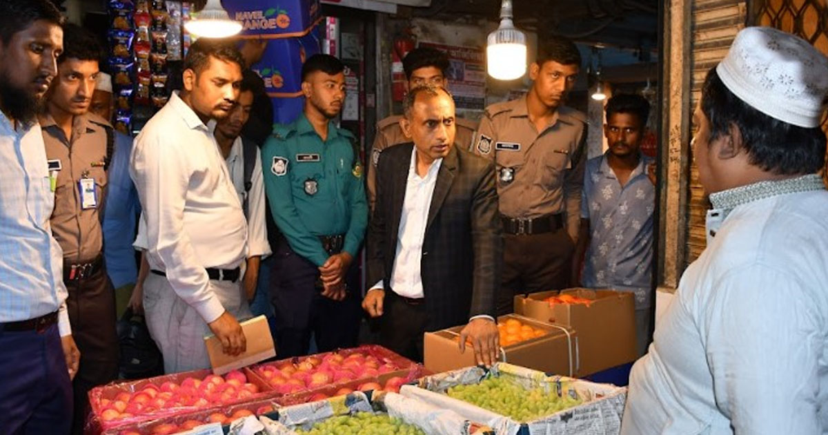 চট্টগ্রামে অধিক মূল্যে ফল ও সিলিন্ডার গ্যাস বিক্রি, ৫ প্রতিষ্ঠানকে জরিমানা