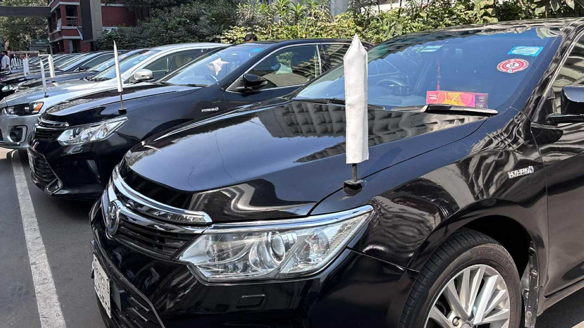 সচিবালয় থেকে মন্ত্রীদের জন্য ৪৯টি গাড়ি যাচ্ছে সংসদে