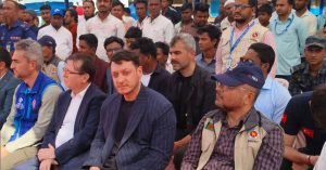 কক্সবাজারে রোহিঙ্গাদের সঙ্গে ছোলা-মুড়ি দিয়ে ইফতার করলেন ওজিল