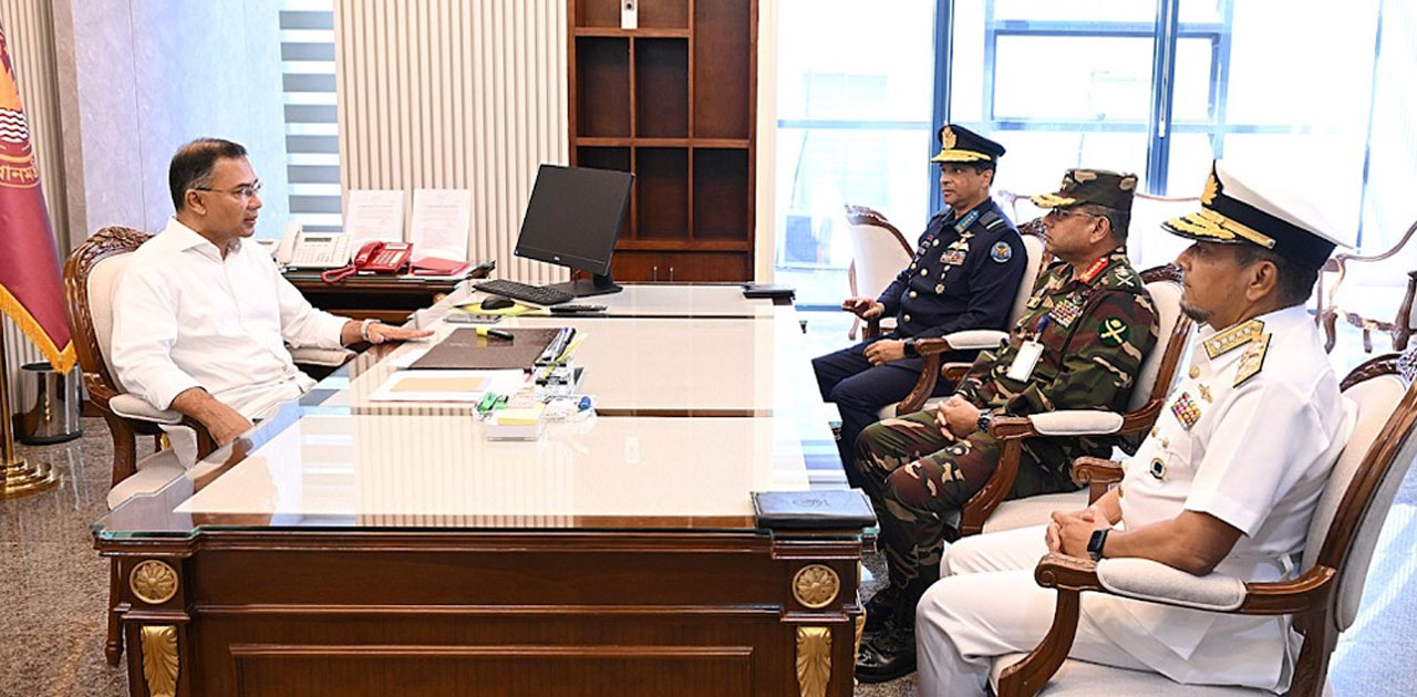 প্রধানমন্ত্রীর সঙ্গে তিন বাহিনীর প্রধানের সাক্ষাৎ