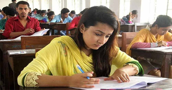 পঞ্চগড়ের তেঁতুলিয়ায় গ্রাম পুলিশের (মহল্লাদার) শূন্য পদে নিয়োগ পরীক্ষায় অংশ নেওয়া ৩৮ জনের কেউই জাতীয় সংগীত লিখতে পারেননি। এতে সবাইকে অযোগ্য ঘোষণা করে নিয়োগ পরীক্ষা বাতিল করা হয়েছে।