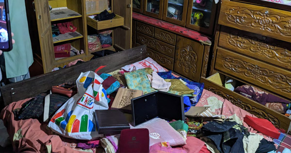 প্রবাসীর ঘরে ডাকাতি, অস্ত্র ঠেকিয়ে স্বর্ণ ও টাকা লুট