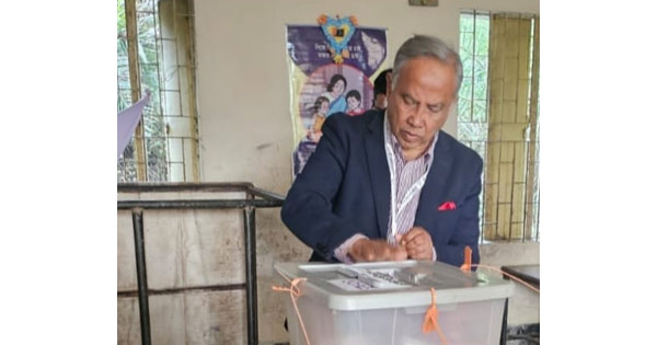 বৃহস্পতিবার (১২ ফেব্রুয়ারি) সকাল ৮টার দিকে বারখাইন ইউনিয়নের তৈলারদ্বীপ সরকারি প্রাথমিক বিদ্যালয় কেন্দ্রে তিনি ভোট দেন।