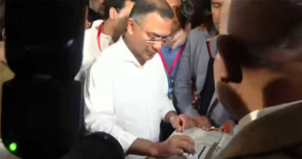 ভোট দিয়েছেন বিএনপি চেয়ারম্যান তারেক রহমান