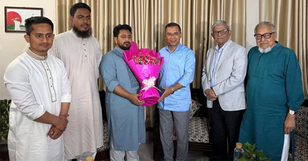 নাহিদ ইসলামের বাসায় তারেক রহমান