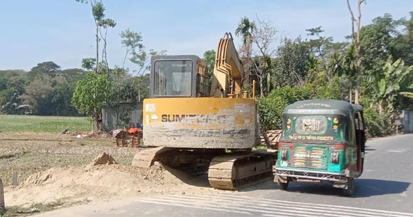 বোয়ালখালীতে কৃষি জমির মাটি কাটায় স্কেভেটর জব্দ
