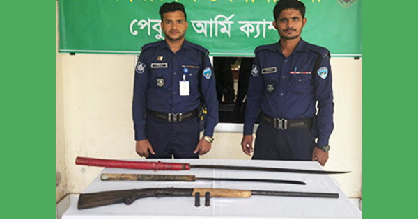 পেকুয়ায় বসতঘরের লাকড়ির স্তূপ থেকে অস্ত্র ও কার্তুজ উদ্ধার