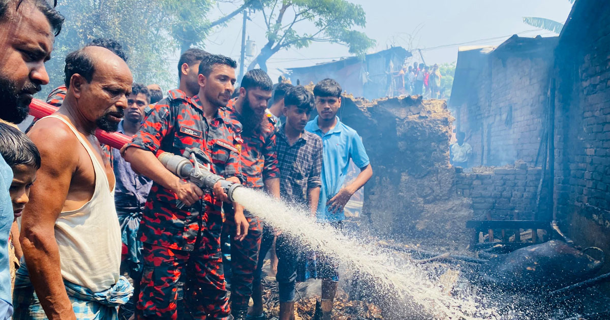 আনোয়ারায় আগুনে পুড়ল ৪ বসতঘর