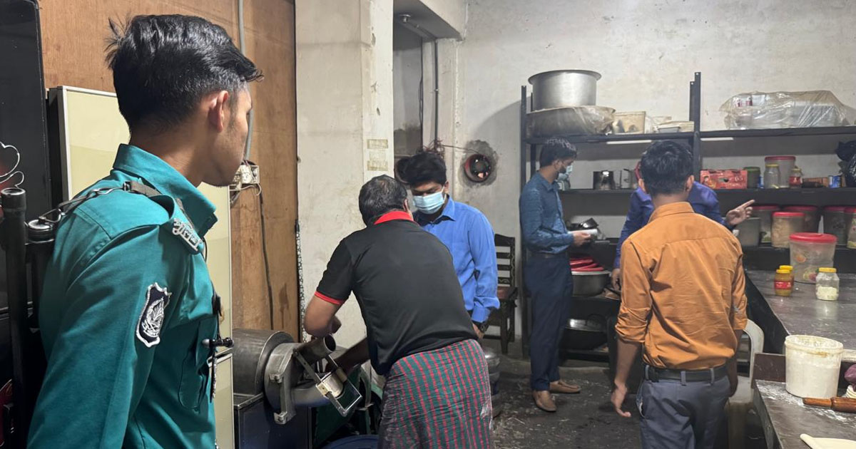 চট্টগ্রামে বারকোড সুইটস ও মিঠাইকে ২ লাখ ১০ হাজার টাকা জরিমানা