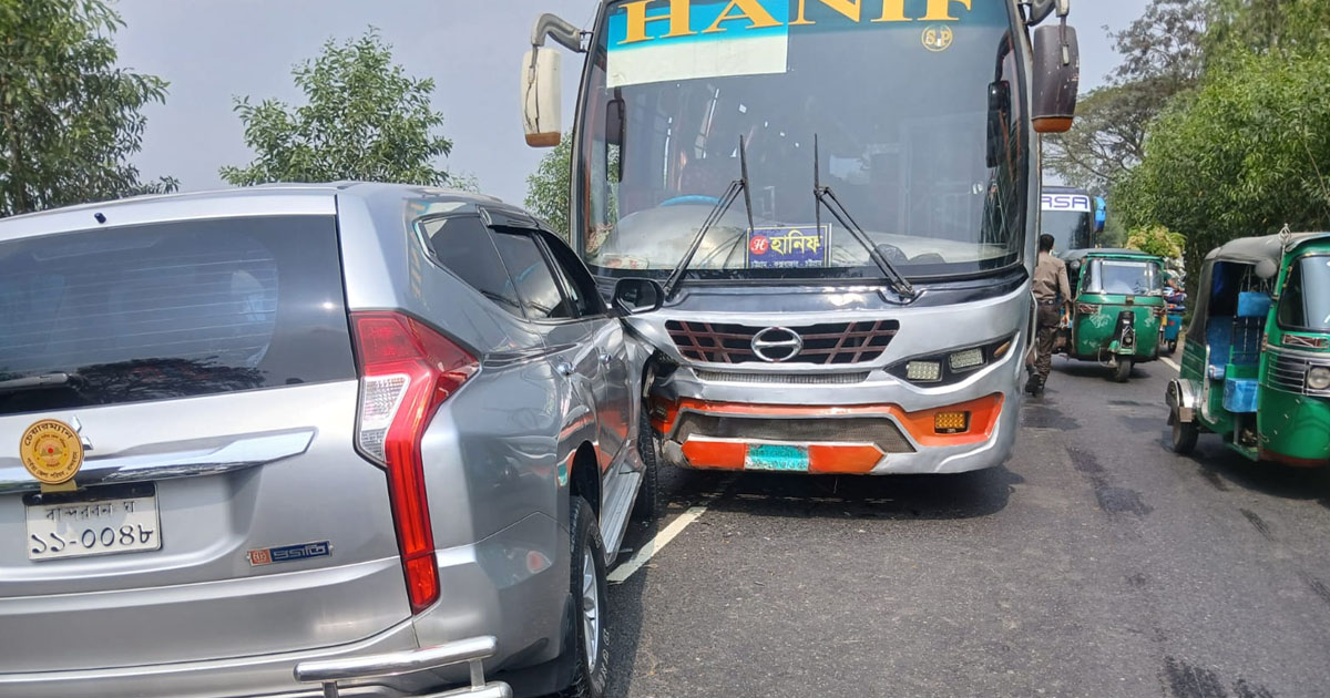 পটিয়ায় পার্বত্য জেলা পরিষদের চেয়ারম্যানের গাড়ির সাথে বাসের সংঘর্ষ, স্ত্রী আহত