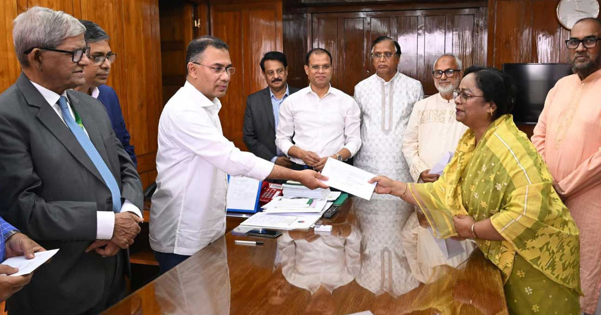 ১২ সিটির পরিচ্ছন্নতা কর্মীদের ঈদ উপহার দিলেন প্রধানমন্ত্রী