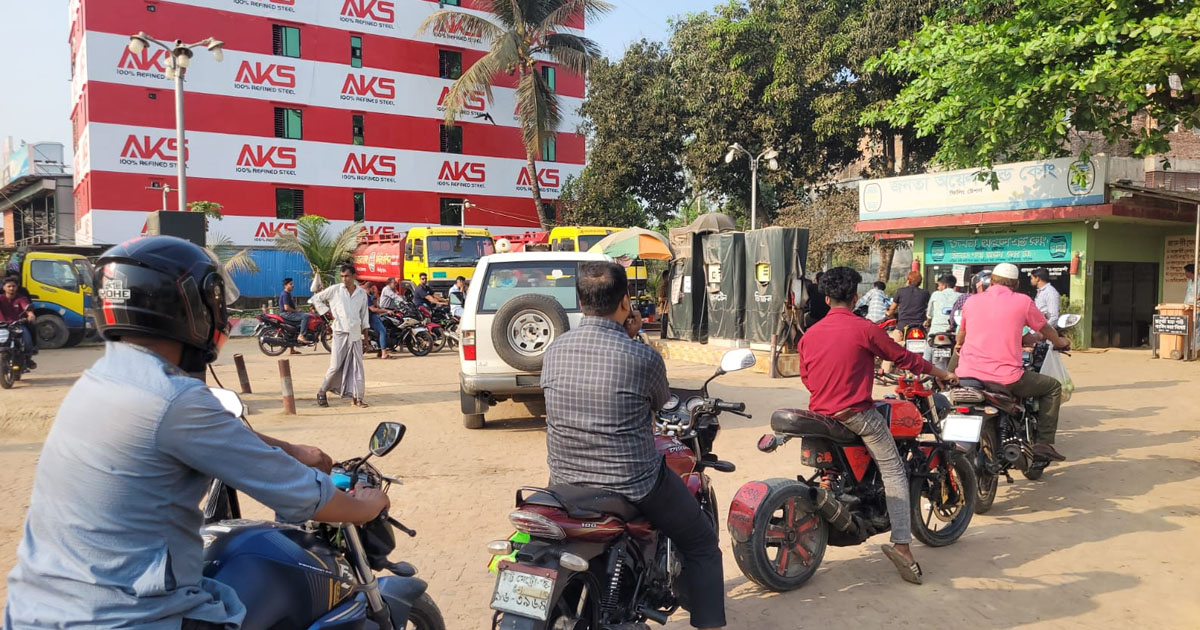 ফটিকছড়িতে বিভিন্ন পেট্রোল পাম্পে তেলের জন্য দীর্ঘ লাইন