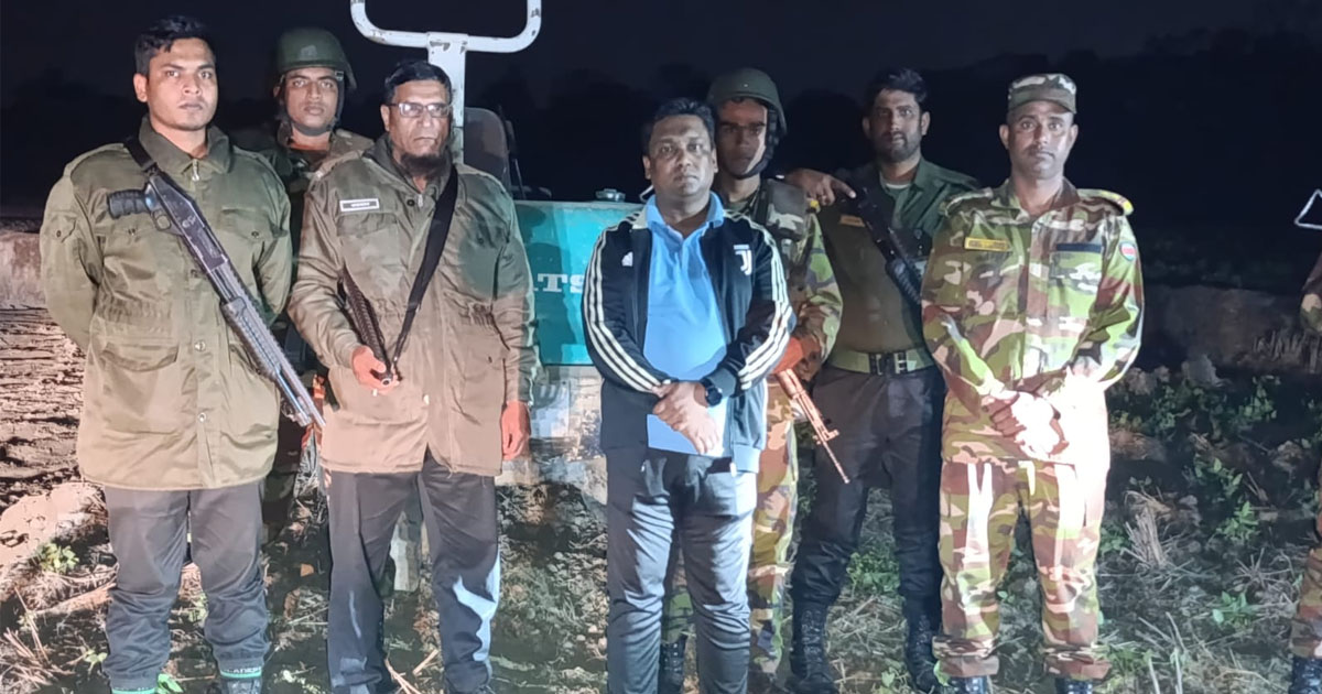 লোহাগাড়ায় টপসয়েল কাটার দায়ে ডাম্পার-এস্কেভেটর জব্দ