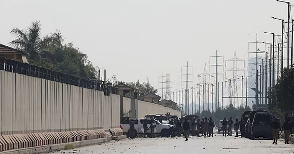 পাকিস্তানে মার্কিন কনস্যুলেটের সামনে সংঘর্ষ, নিহত ৯