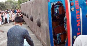 পটিয়ায় পথচারীকে বাঁচাতে গিয়ে বাস উল্টে একজনের মৃত্যু