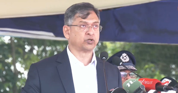 বর্তমান পোশাকে পুলিশ সন্তুষ্ট নয়, আগের পোশাকে ফিরতে সরকার কাজ করছে: স্বরাষ্ট্রমন্ত্রী