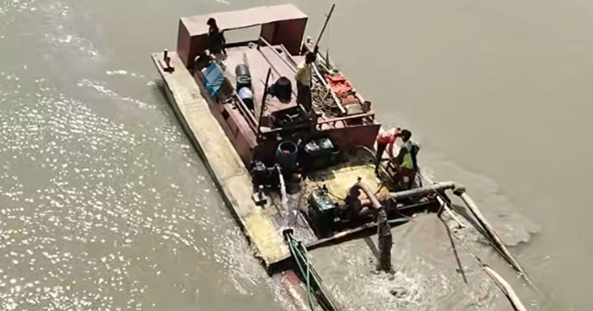 শঙ্খ নদী থেকে অবাধে তুলছে বালু, ঝুঁকিতে খোদারহাট সেতু