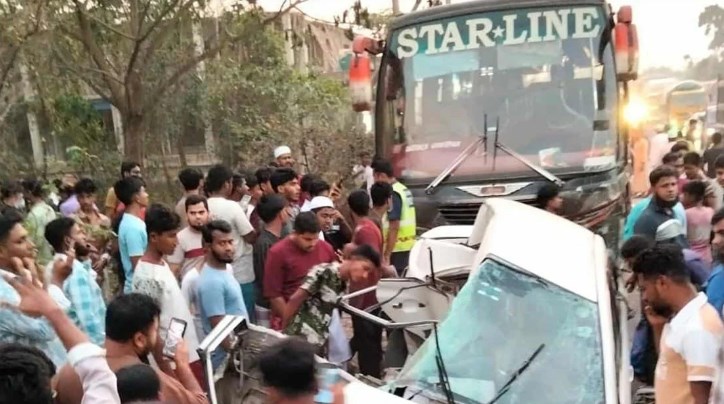 কুমিল্লায় বাসচাপায় একই পরিবারের চারজনসহ নিহত ৫