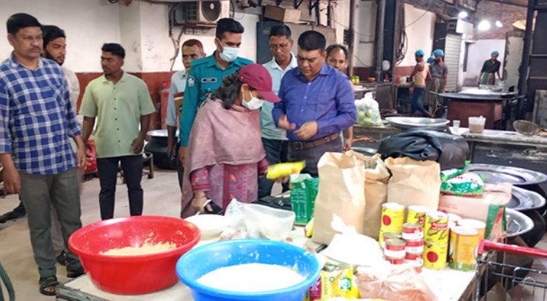 অস্বাস্থ্যকর পরিবেশে ইফতার তৈরি, চট্টগ্রামের শপিং ব্যাগ গুনল ৫০ হাজার টাকা