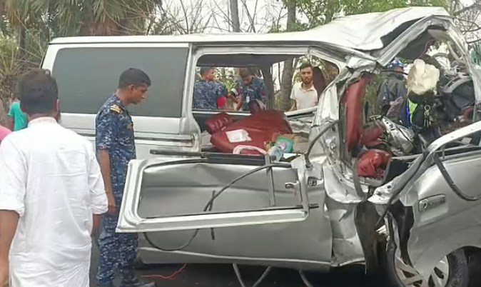 বাগেরহাটে বাস-মাইক্রোবাসের সংঘর্ষ, বর কনেসহ ১৩ জন নিহত