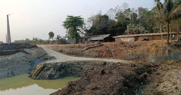 রাঙ্গুনিয়ায় অবৈধভাবে মাটি কাটায় ইটভাটা মালিককে জরিমানা