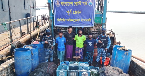 বাঁশখালীতে অবৈধ ট্রলিং বোট ও জালসহ ৪ জেলে আটক