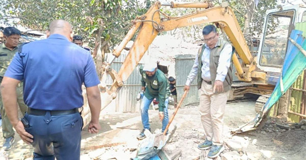 টেকনাফে বনভূমিতে নির্মিত অবৈধ বাড়ি উচ্ছেদ