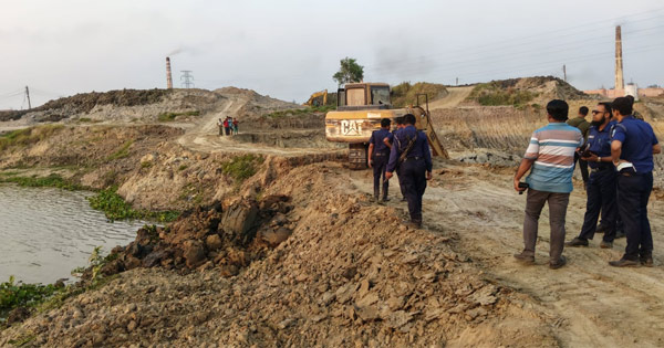 সাতকানিয়ায় মাটি কাটার কৃত্রিম বাঁধ উচ্ছেদ