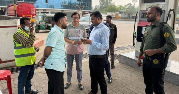 সীতাকুণ্ডে জ্বালানি তেলের অবৈধ মজুত, ফিলিং স্টেশনকে জরিমানা