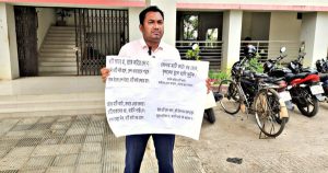 অবৈধভাবে মাটিকাটা বন্ধের দাবিতে রাউজান ভূমি অফিস চত্বরে অবস্থান কর্মসূচি