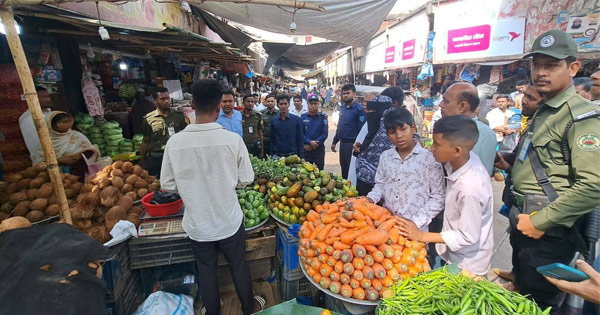 রমজানে দ্রব্যমূল্য নিয়ন্ত্রণে চকরিয়ায় ভ্রাম্যমাণ আদালতের অভিযান