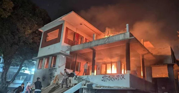 ধানমন্ডি ৩২ নম্বরে ফুল দিতে গিয়ে নারীসহ ৪ জন গ্রেপ্তার