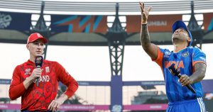 ইংল্যান্ডের সাথে ফাইনালে ওঠার লড়াইয়ে ব্যাট করছে ভারত