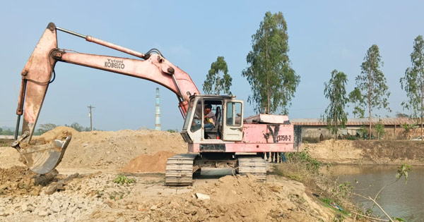 সাতকানিয়ায় পাহাড় কাটা বন্ধে প্রশাসনের কঠোর অভিযান