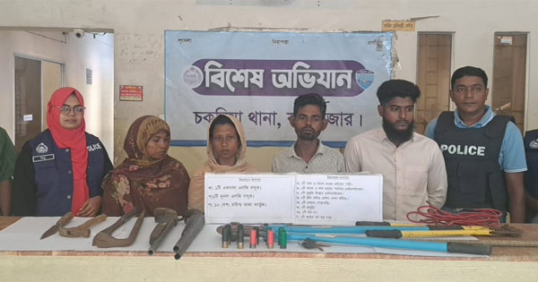 চকরিয়ায় ডাকাতির প্রস্তুতিকালে নারীসহ গ্রেপ্তার ৪, অস্ত্র ও মাইক্রোবাস উদ্ধার