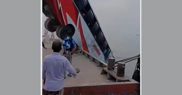 ফেরিতে ওঠার সময় যাত্রীবাহী বাস উল্টে নদীতে, বহু হতাহতের শঙ্কা